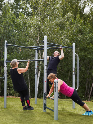 People working out on a Mutli Fitness Frame.